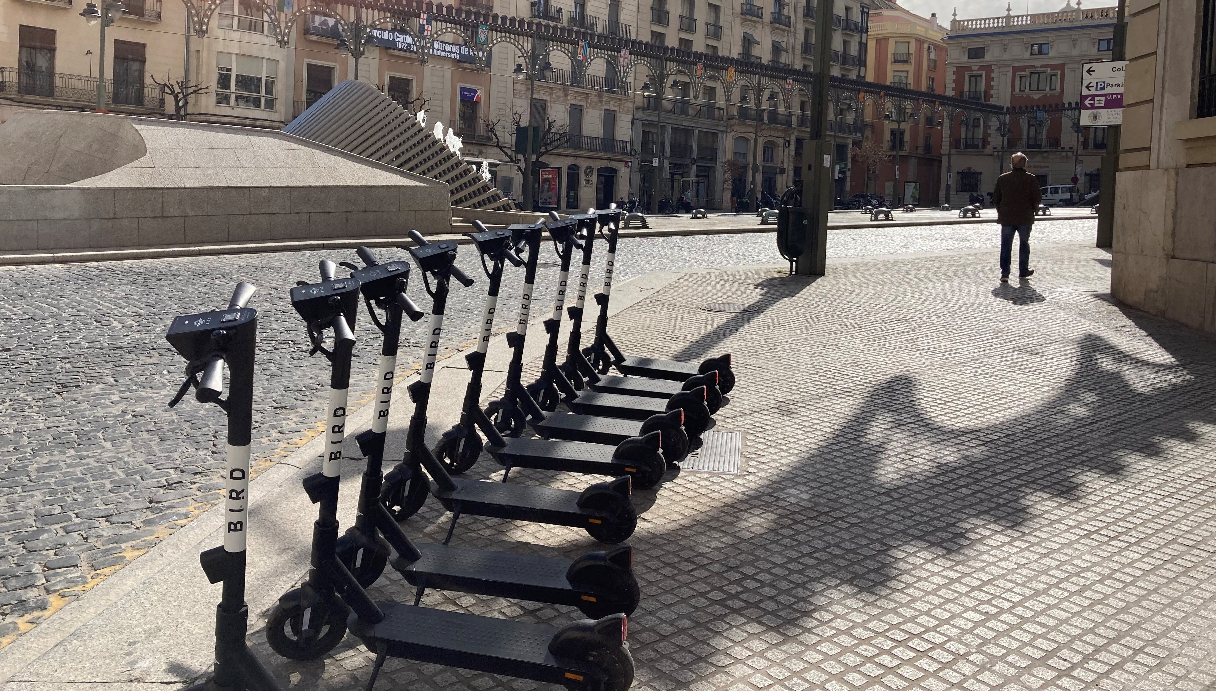 Patinetes aparcados en la plaza de España de Alcoy