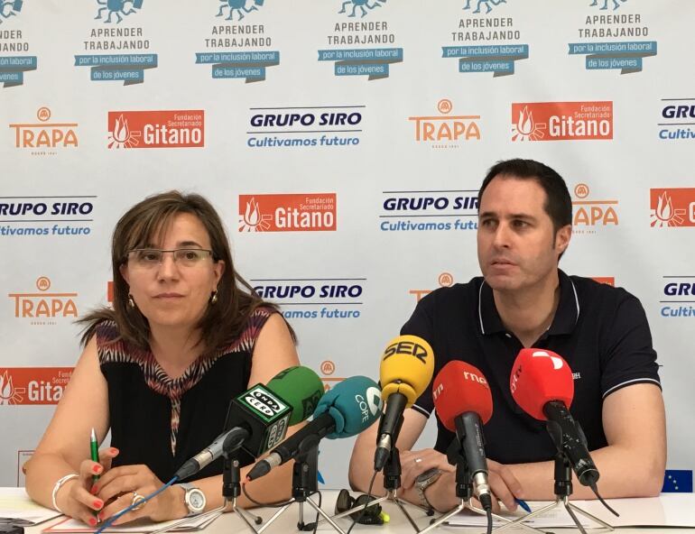 Mª del Mar Fresno, Directora de la Fundación Secretariado Gitano en Castilla y León junto a Sergio Lozano, Concejal de Desarrollo Económico, en la presentación de la iniciativa &quot;Aprender Trabajando&quot;