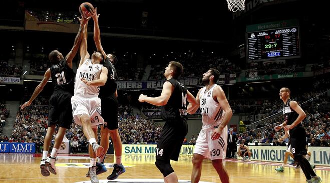 Felipe Reyes lucha un rebote con Kinsey y Lauvergne.