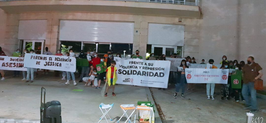 Protesta de PAH y AABI ante la Subdelegación del Gobierno de España en Jaén.