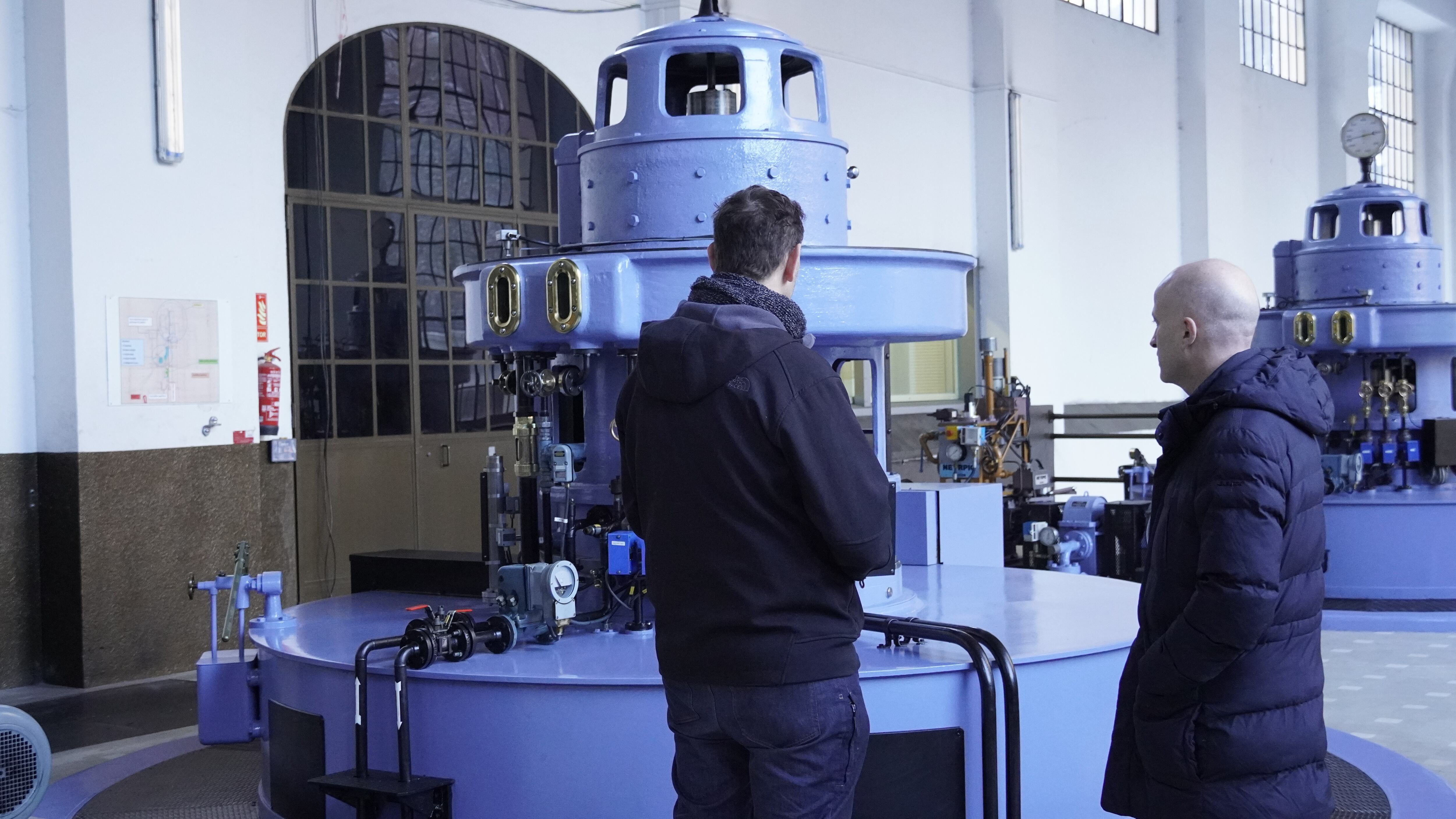 El director d'Operacions i Noves Infraestructures de FEDA, Jordi Travé, revisant el final del manteniment dels grups hidroelèctrics