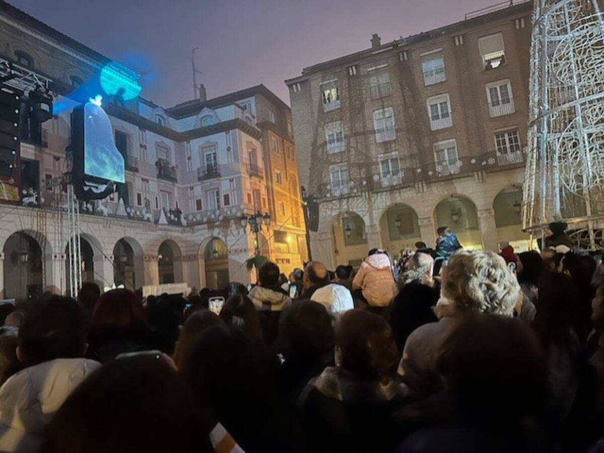 Un espectáculo con mucha magia para iluminar la Navidad oscense