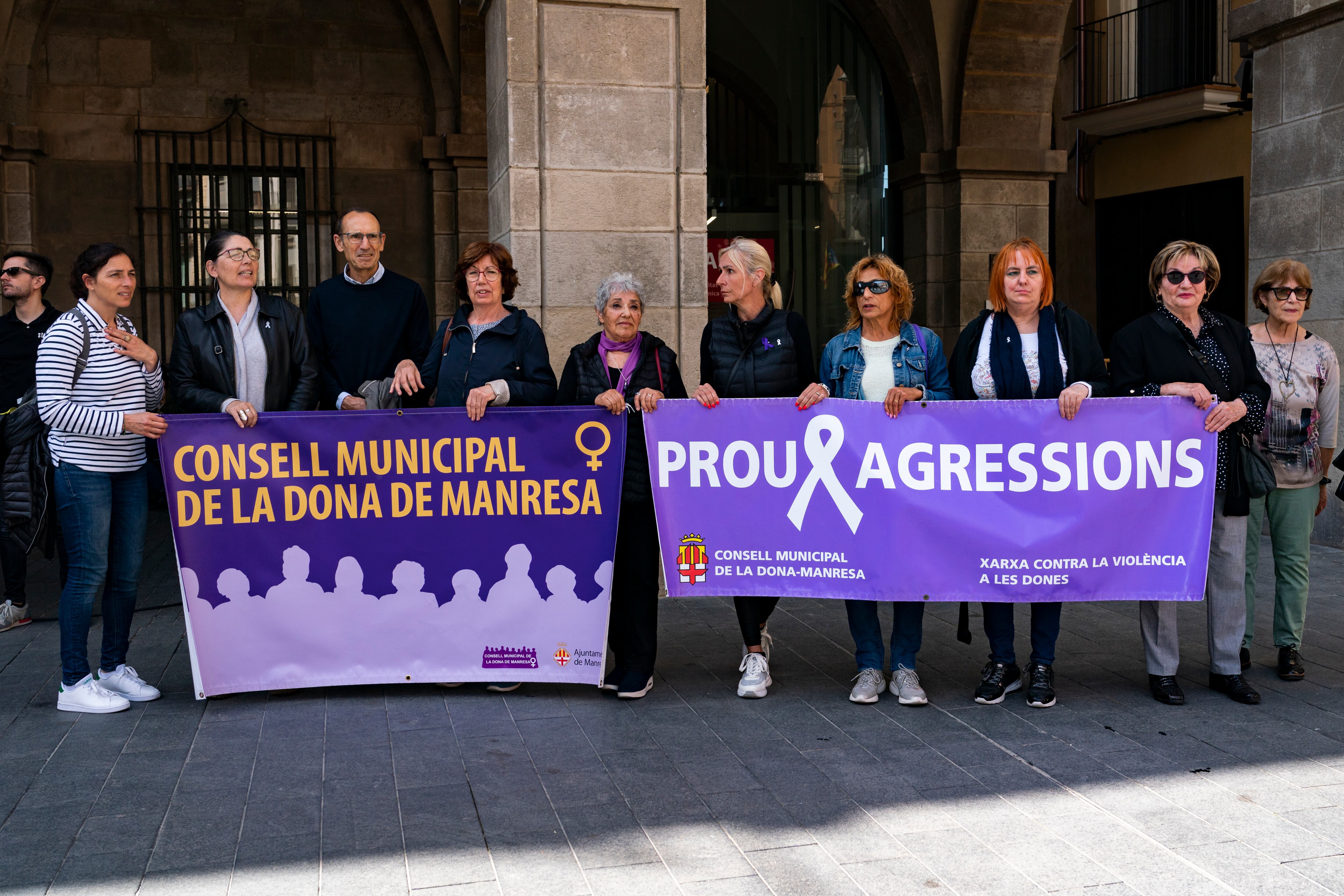 GRAFCAT403. MANRESA (BARCELONA), 16/05/2023.- Vecinos y amigos durante la concentración que se ha celebrado este martes en la Plaza Mayor de Manresa (Barcelona) por el asesinato de una mujer de 31 años, que estaba embarazada, el pasado 6 de mayo, cometido presuntamente por su pareja que fue detenido ayer. EFE/Siu Wu
