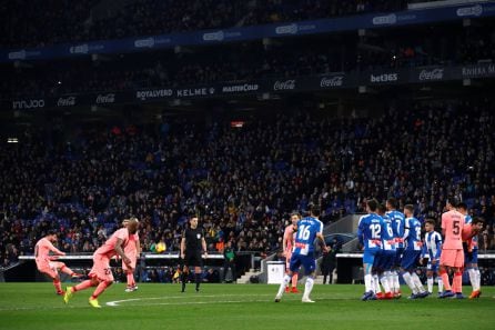 Messi pega el balón en el primer gol del partido