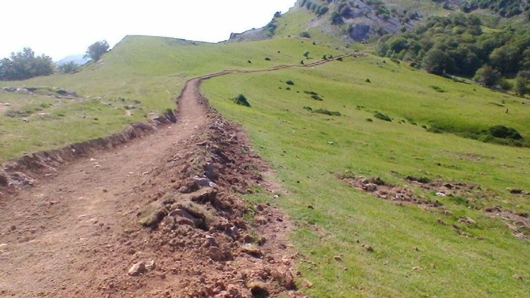 Sendero en restauración por la Diputación, desde Arraba hasta Egiriñao