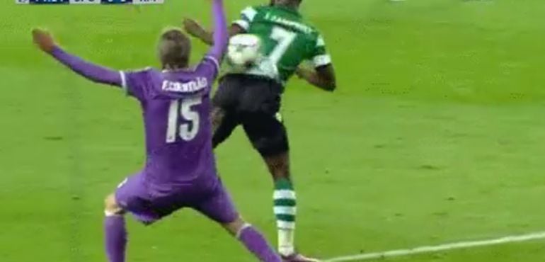 Fabio Coentrao toca la pelota con la mano de manera infantil