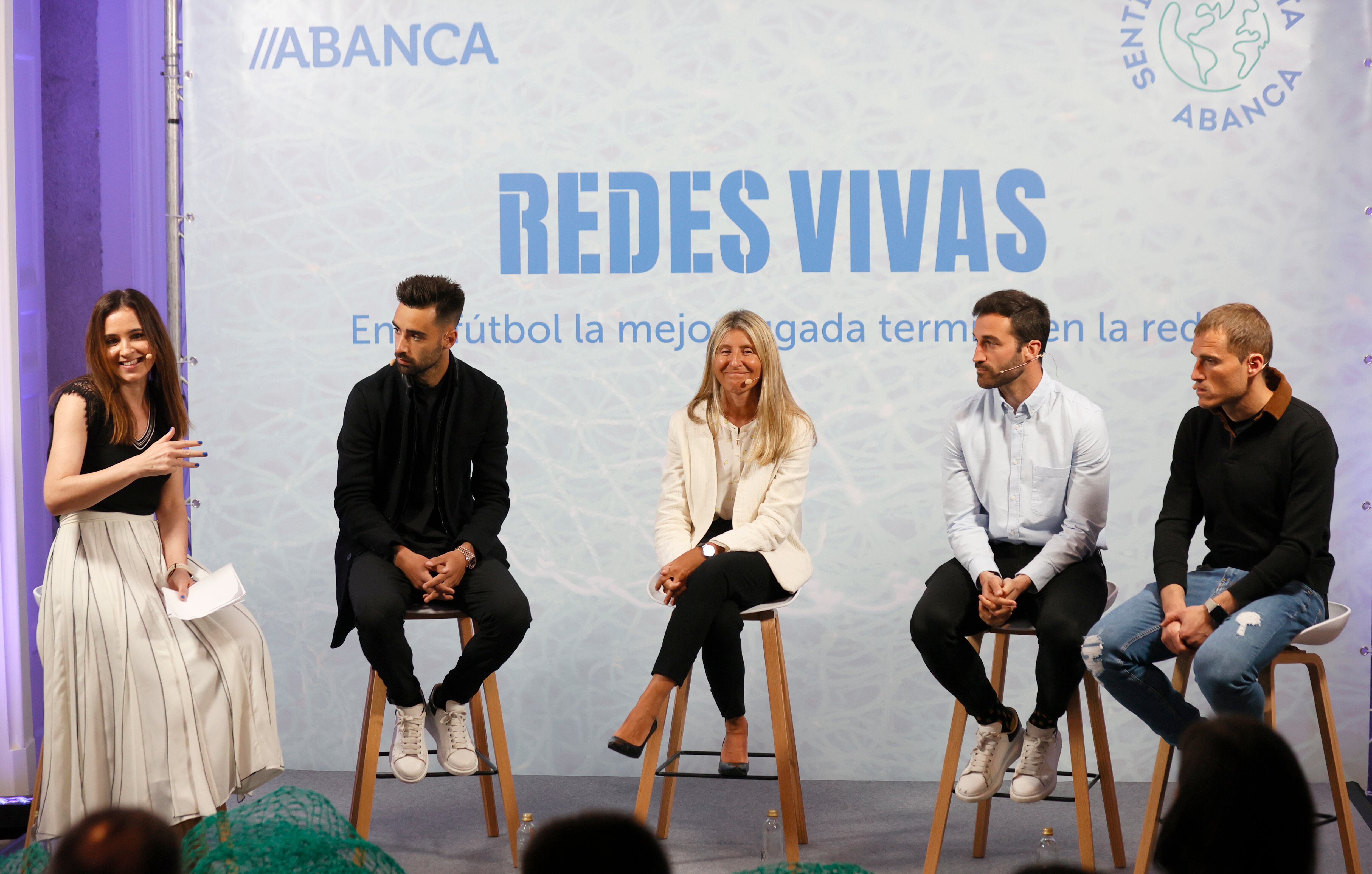SANTIAGO DE COMPOSTELA, 27/04/2022.- La directora de Marketing de ABANCA, Susana Ortiz, (c) y los jugadores de fútbol, Brais Méndez, del Celta de Vigo (i), Álex Bergantiños, del Deportivo (d) y Carlos Pita, del Lugo durante el acto de entrega por parte de Abanca de quince juegos de redes recicladas procedentes del fondo del mar, dentro de su proyecto, Redes Vivas, esta tarde en Santiago de Compsotela. EFE/Lavandeira JR