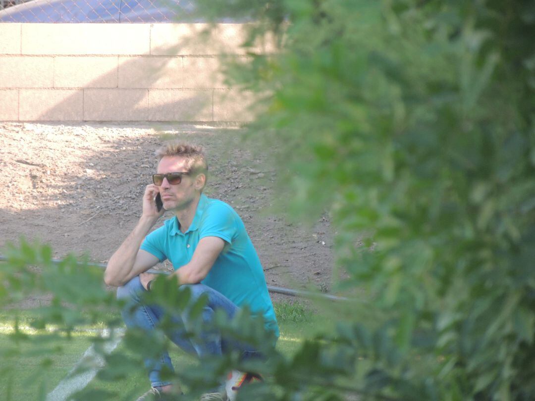 Miguel Ángel Corona viendo un entrenamiento. 