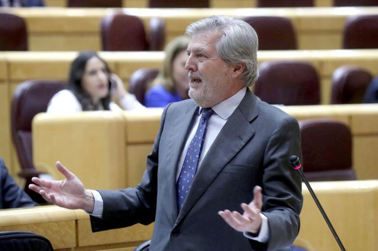 El ministro de Educación, Íñigo Méndez de Vigo, durante la sesión de control al Gobierno celebrada esta tarde en el pleno del Senado, en Madrid