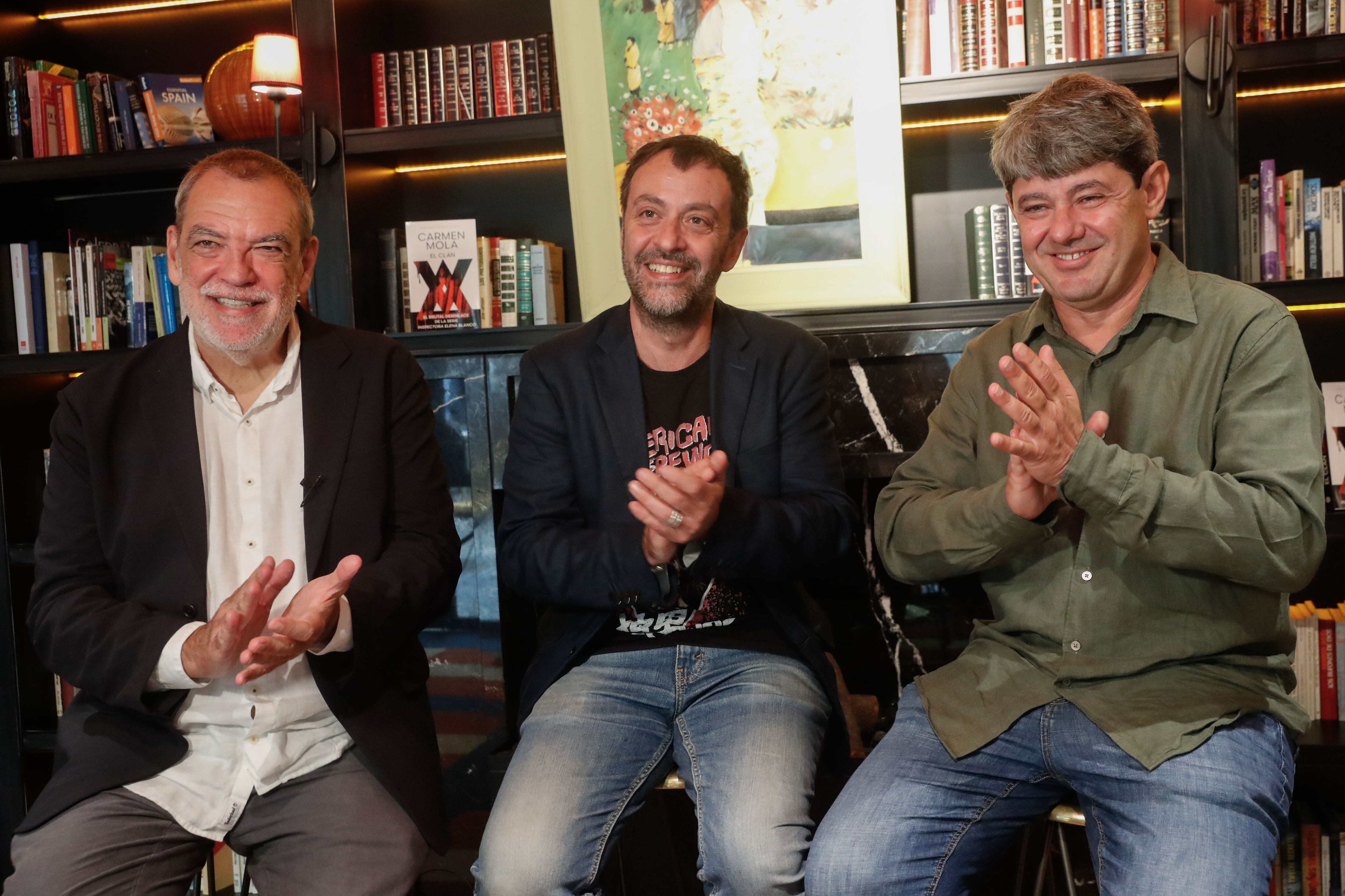 Carmen Mola, el pseudónimo tras el que se escondían Jorge Díaz (i), Agustín Martínez (c) y Antonio Mercero (d), presentan en Madrid la quinta y última novela de la saga, &#039;El Clan&#039;. 