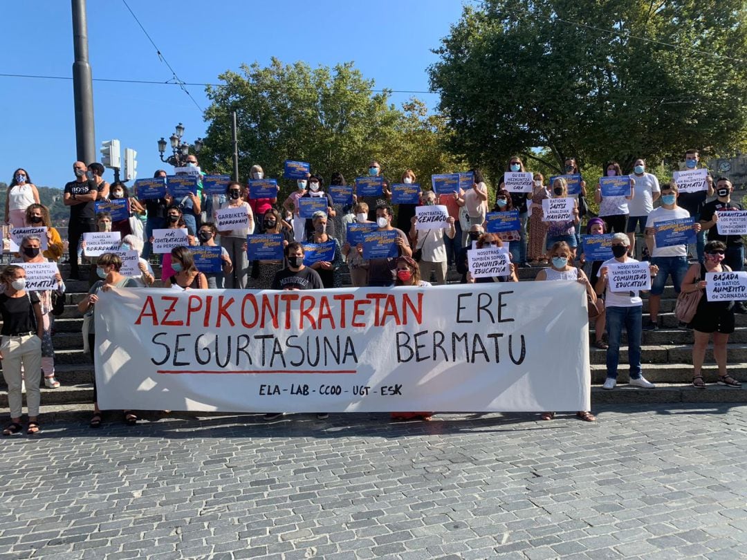 Trabajadores de las subcontratas, durante su concentración en la plaza del Arriaga