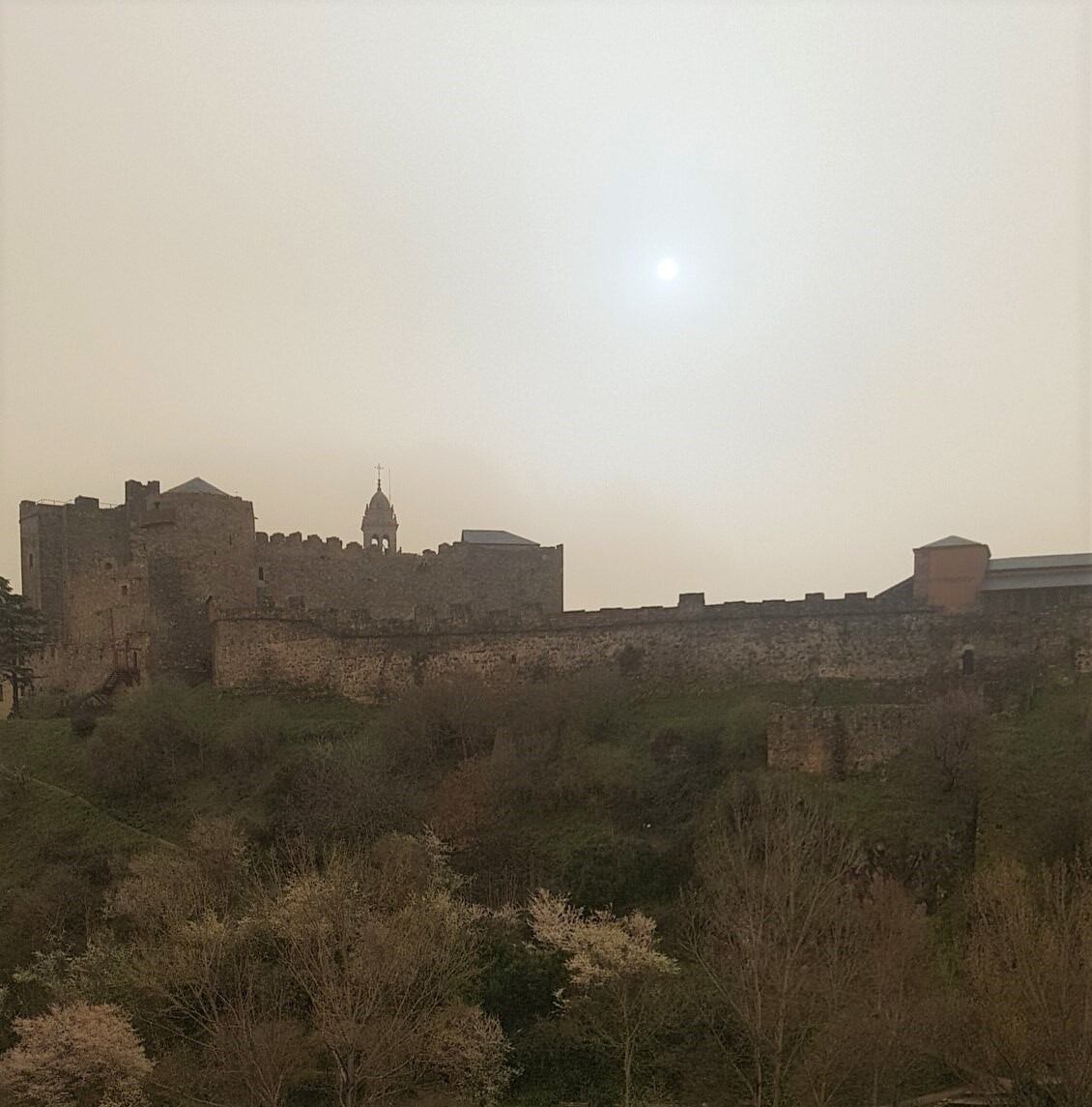 El castillo, rodeado de polvo naranja