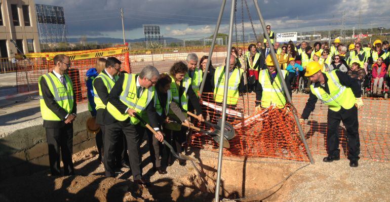 La Ministra de Sanitat, la Consellera de Treball i l&#039;alcalde de Tarragona col·locant la primera pedra simbòlica del nou centre de La Muntanyeta.