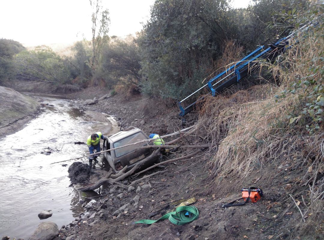 El Ayuntamiento retira el vehículo abandonado en el cauce del Eresma