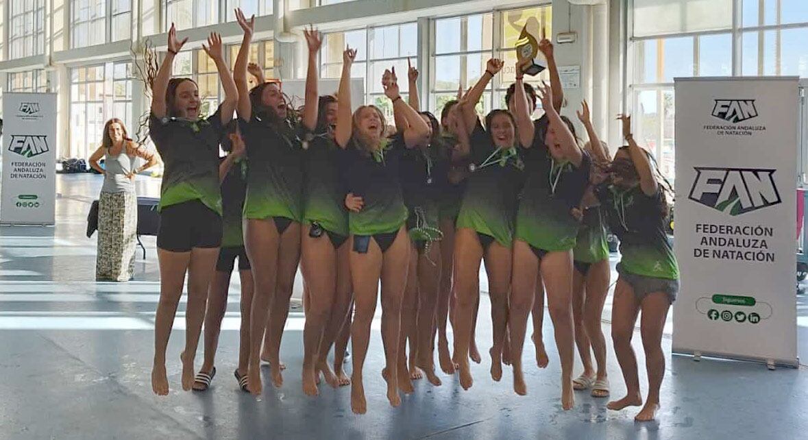 El Waterpolo Málaga Femenino celebrando la primera Copa de Andalucía de su historia