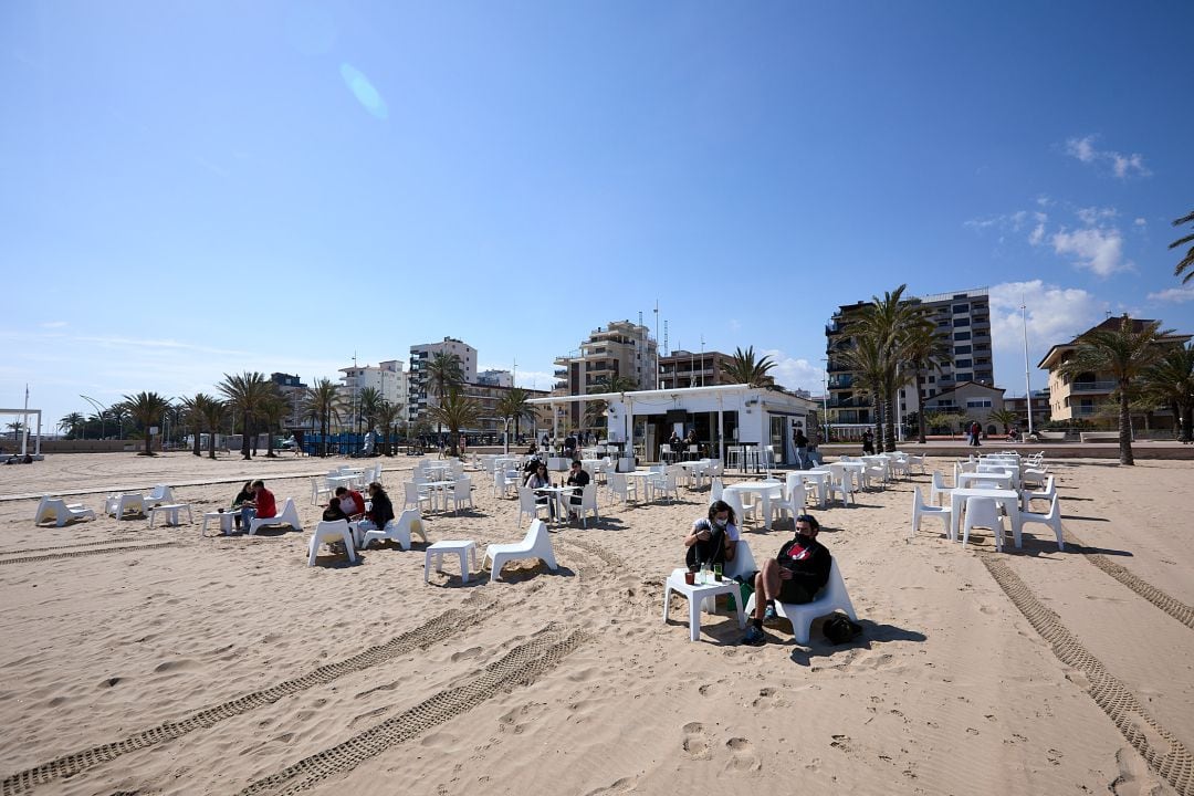 Chiringuitos en la playa de Gandia