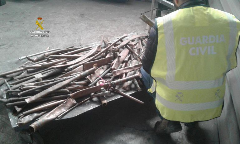 Algunos de los tubos robados de la bodega de Torneros