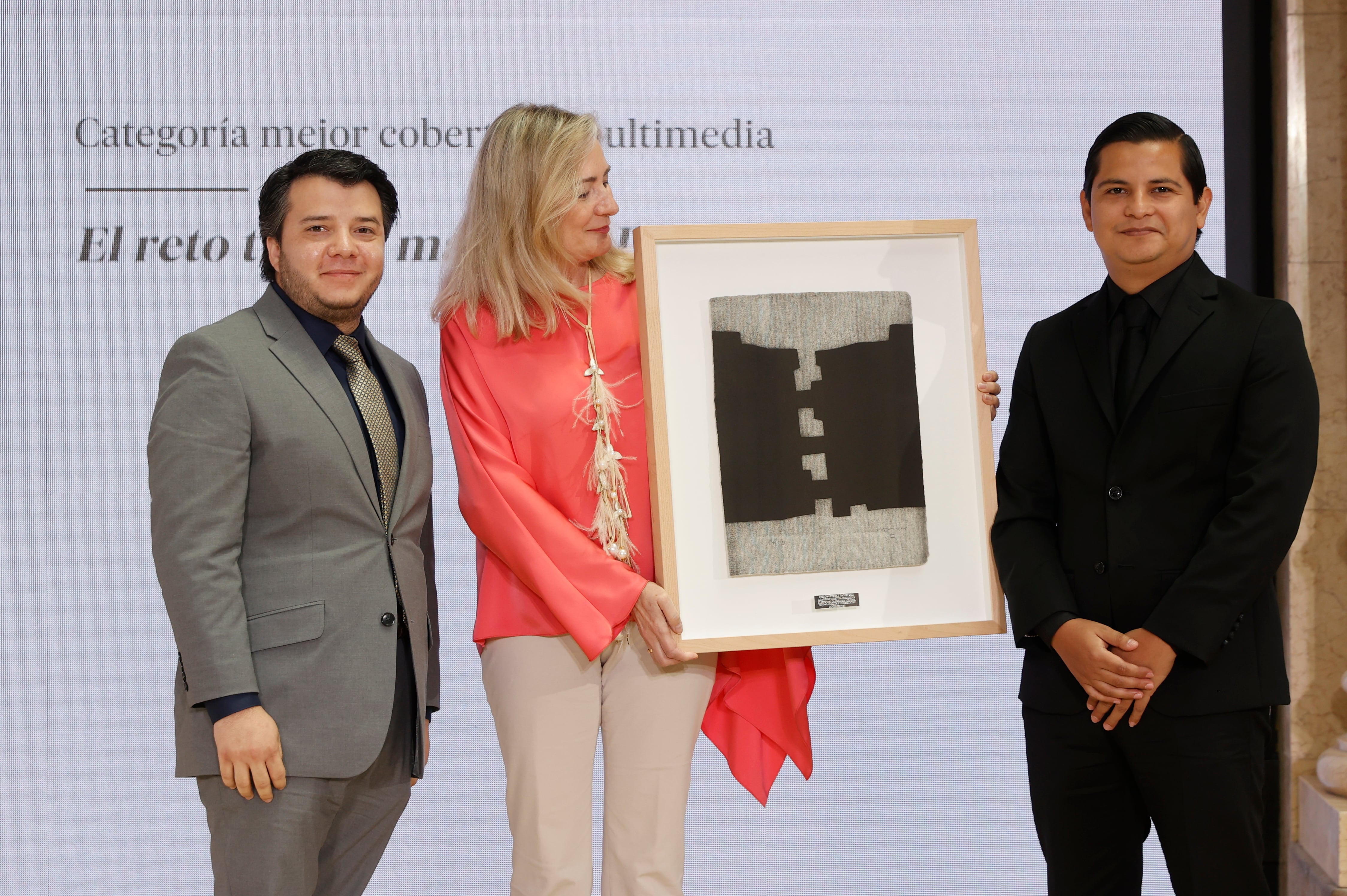 Los periodistas del equipo Divergentes, Carlos Herrera (d) y Wilfredo Miranda (i) reciben el premio Ortega y Gasset 2022 a la cobertura multimedia ,en el Palacio de las Comunicaciones de Valencia.