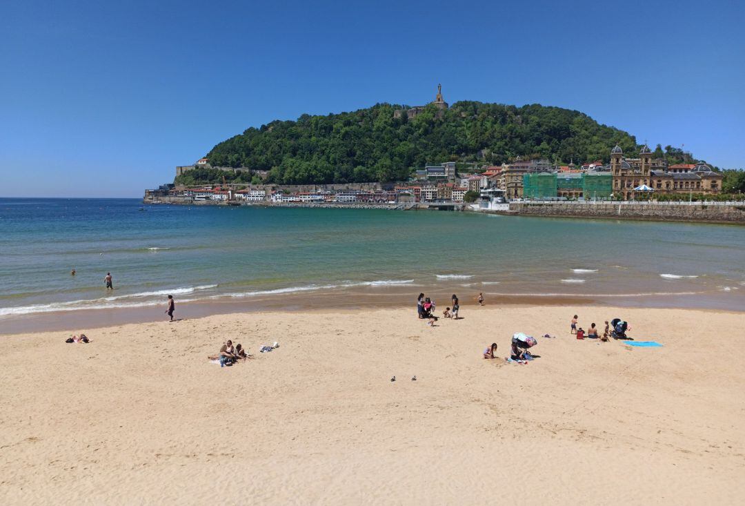 Playa de La Concha en San Sebastián durante la desescalada.