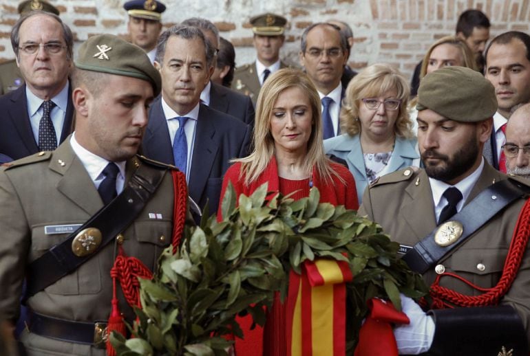 La presidenta de la Comunidad de Madrid, Cristina Cifuentes, ha rendido hoy homenaje a los 43 caídos durante el levantamiento de 1808 contra las fuerzas napoleónicas en su primera ofrenda floral en el cementerio de La Florida como jefa del Ejecutivo autonómico. 