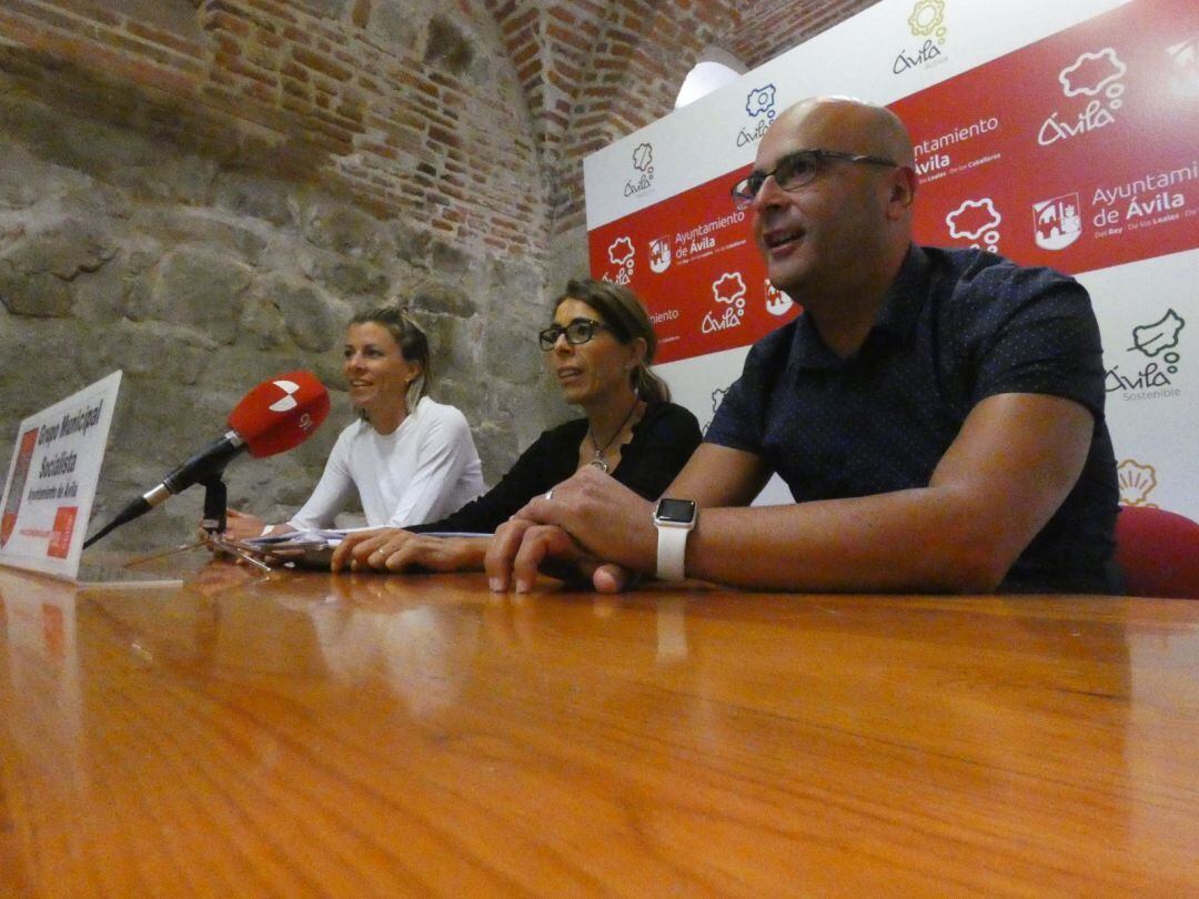 Eva Arias, Yolanda Vázquez y Josué Aldudo, concejales socialistas