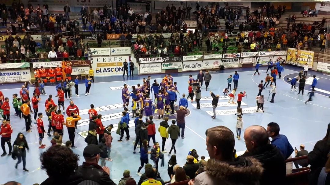 Equipo y afición celebraron con júbilo el último triunfo del año en el Príncipe de Asturias.