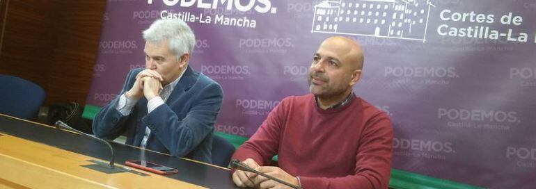 José García Molina (Podemos) junto a José Luis Gil (CC.OO.) con quien se ha reunido para hablar de los presupuestos regionales