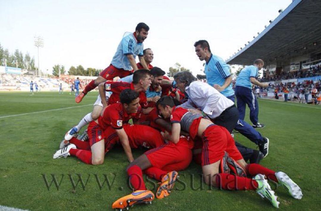 Martín con la piña rojilla tras el gol de Javi Flaño en el descuento en Sabadell 