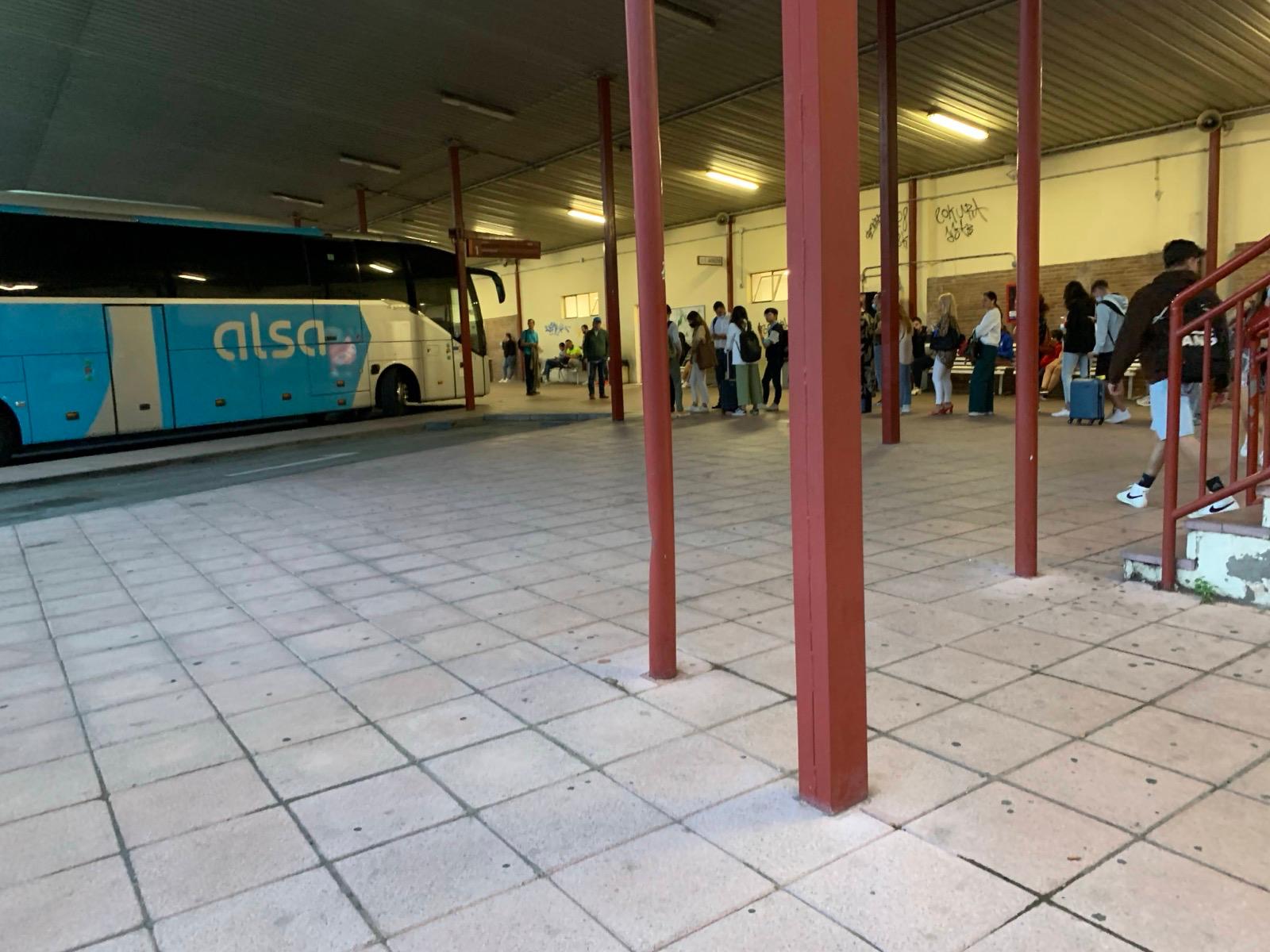 Larga cola para subir al autobús hacia Madrid