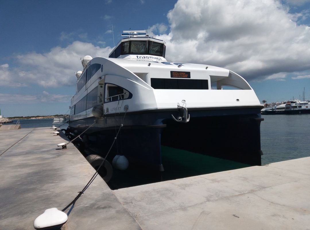 Embarcación de Trasmapi en el puerto de la Savina