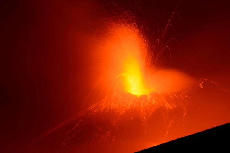 El Etna, uno de los volcanes más activos del mundo, entra en erupción de nuevo en Catania.