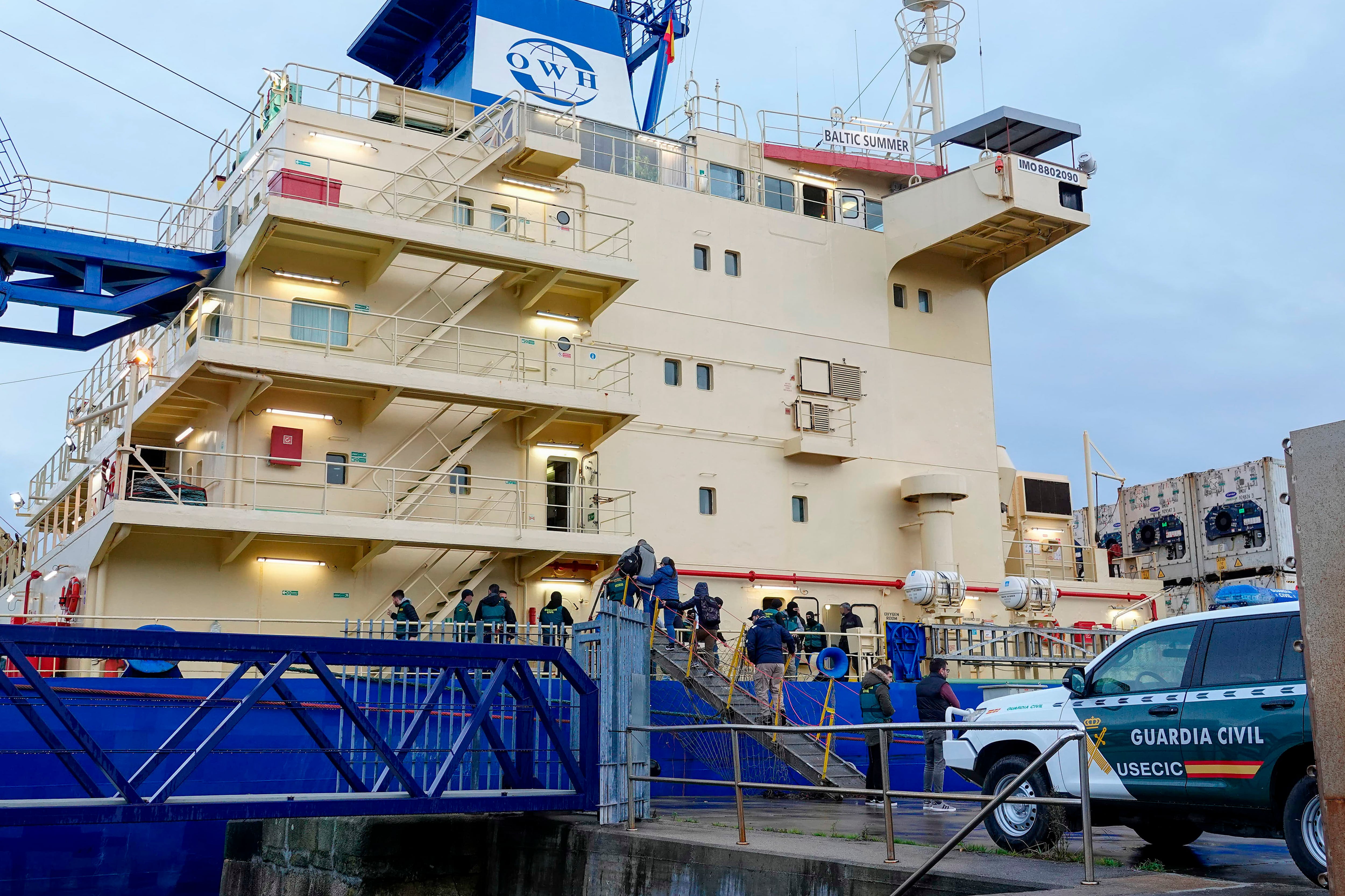 VIGO (PONTEVEDRA), 22/01/2025.- La inspección de la carga del portacontenedores que fue abordado en alta mar y escoltado hasta Vigo por agentes del instituto armado y de la Armada ante la sospecha de que lleve droga ha comenzado este miércoles en el puerto vigués. La operación la lidera la Unidad Central Operativa (UCO) de la Guardia Civil y el inspeccionado es el &#039;Baltic Summer&#039;, un portacontenedores refrigerado con bandera Bahamas y gestionado por una naviera alemana, según ha precisado el representante del Gobierno en Pontevedra. EFE/ Salvador Sas
