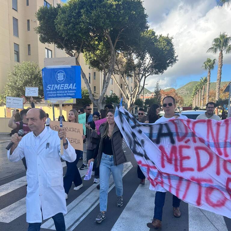 Carlos Rodríguez encabezando una protesta médica