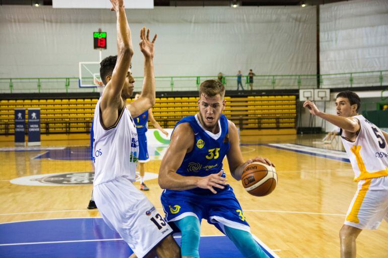 En acción un jugador del COB, en el Pazo en el primer partido de la liga LEB ORO, frente al Oviedo