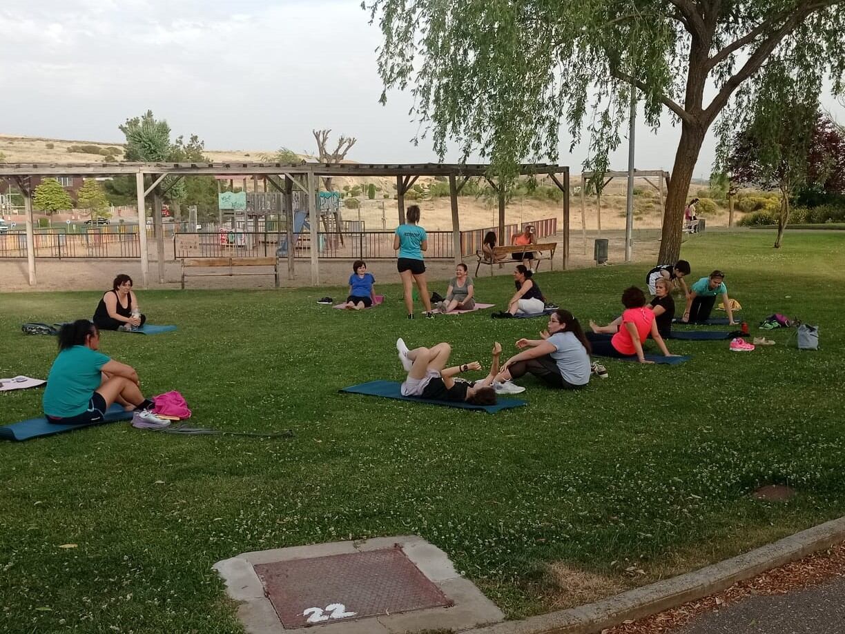 Clase de la Escuela de Verano de Fitness en el parque de los Príncipes.