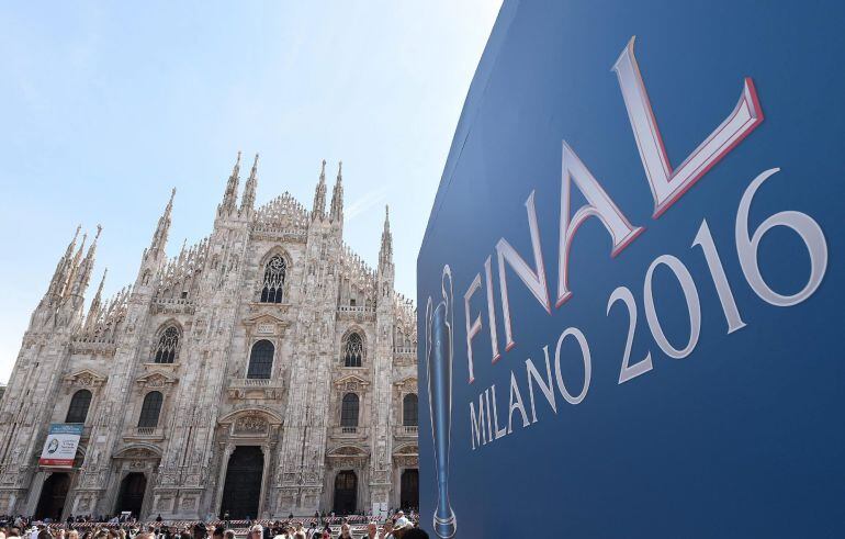 Vista de una cartel de la UEFA en la Piazza del Duomo en Milán