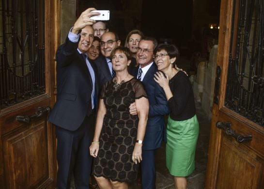 GRA220. GERNIKA (BIZKAIA), 07/10/2016.- Josu Erkoreka (i), Arantza Tapia (c) y otros consejeros del Gobierno Vasco se hacen un &quot;selfie&quot; al finalizar los actos de celebración del 80 aniversario del primer Gobierno Vasco, presidido por José Antonio Agirre. 