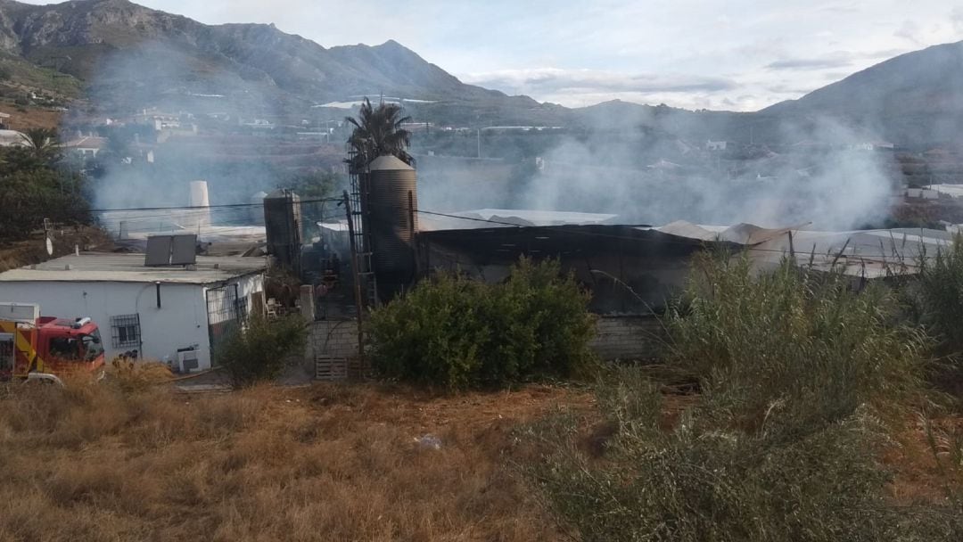 Estado en el que ha quedado el corral incendiado de Molvízar