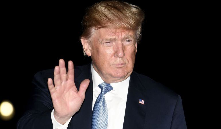 Donald Trump saluda a la prensa norteamericana