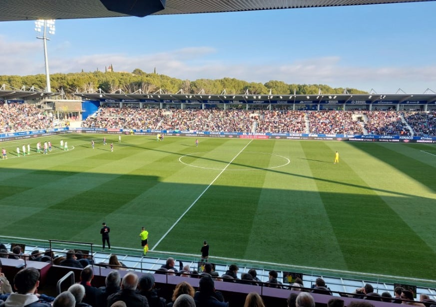 El Alcoraz se llenó para presenciar el partido entre la SD Huesca y el Real Betis de la Copa del Rey