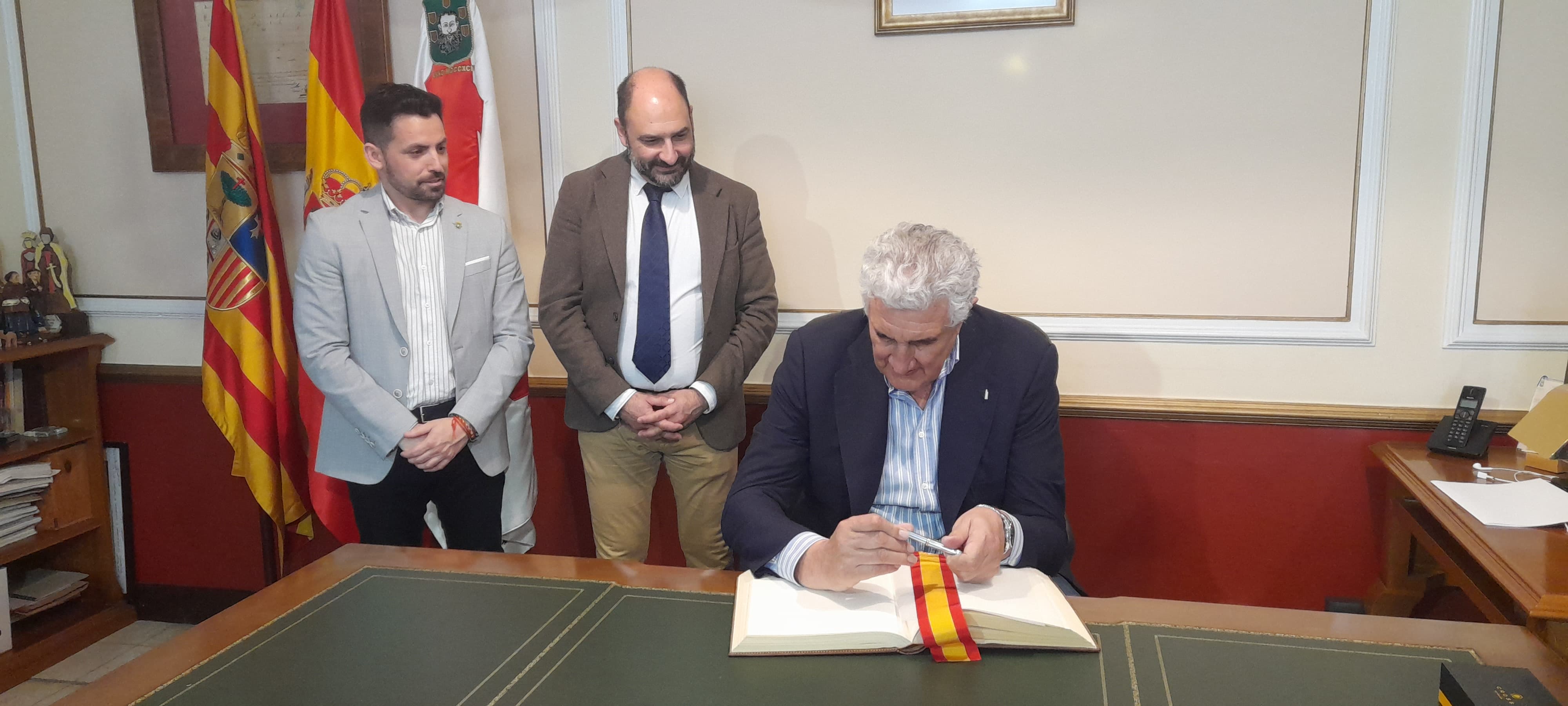 Francisco Albert, Fernando Torres y Fernando Romay, en el ayuntamiento de Barbastro.