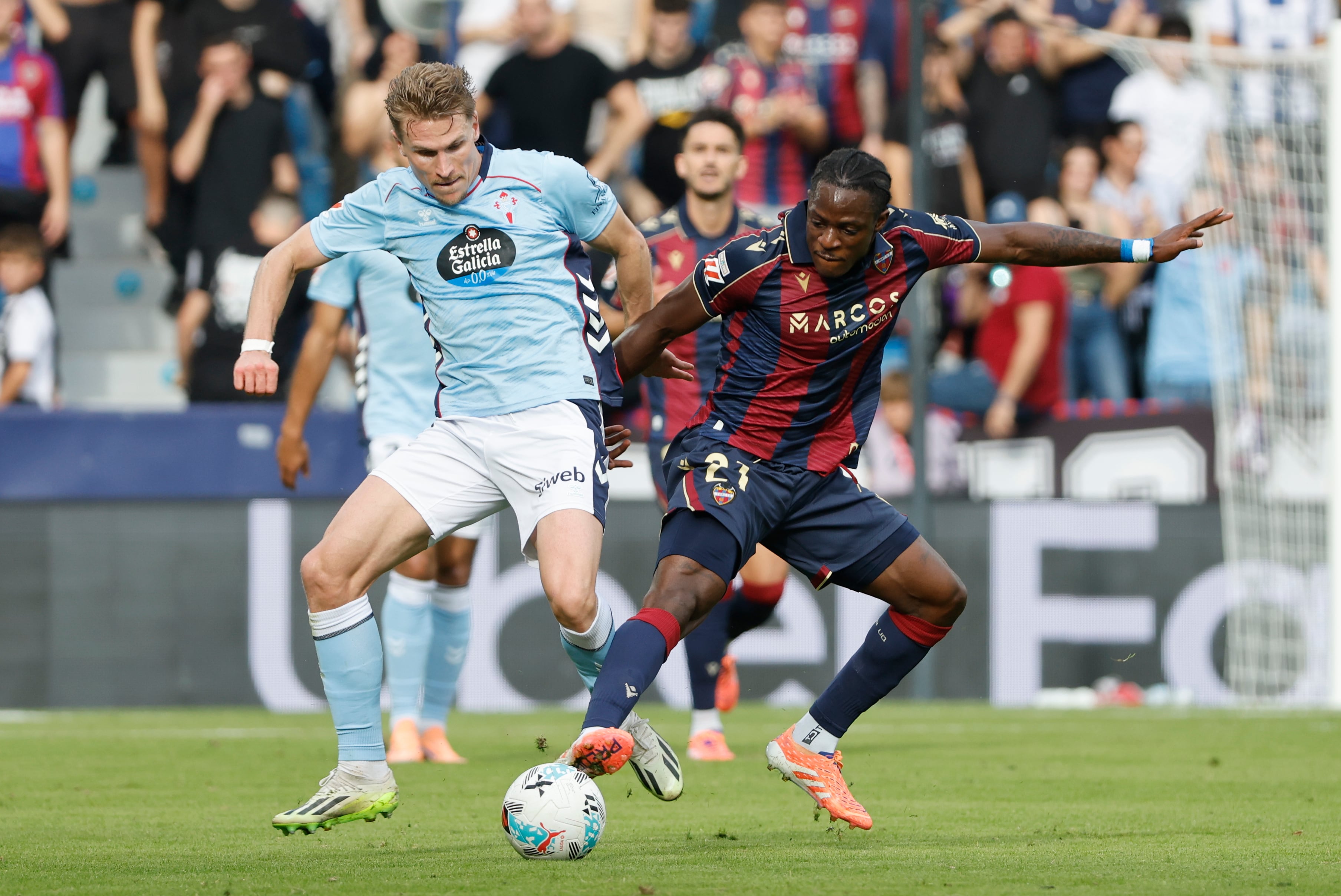 VALENCIA, 02/11/2025.- El defensa del Celta de Vigo Carl Starfelt (i) lucha por el balón con el delantero Etta Eyong (d), del Levante, durante el partido correspondiente a la undécima jornada de LaLiga EA Sports disputado este domingo en el Ciutat de València. EFE/ Ana Escobar