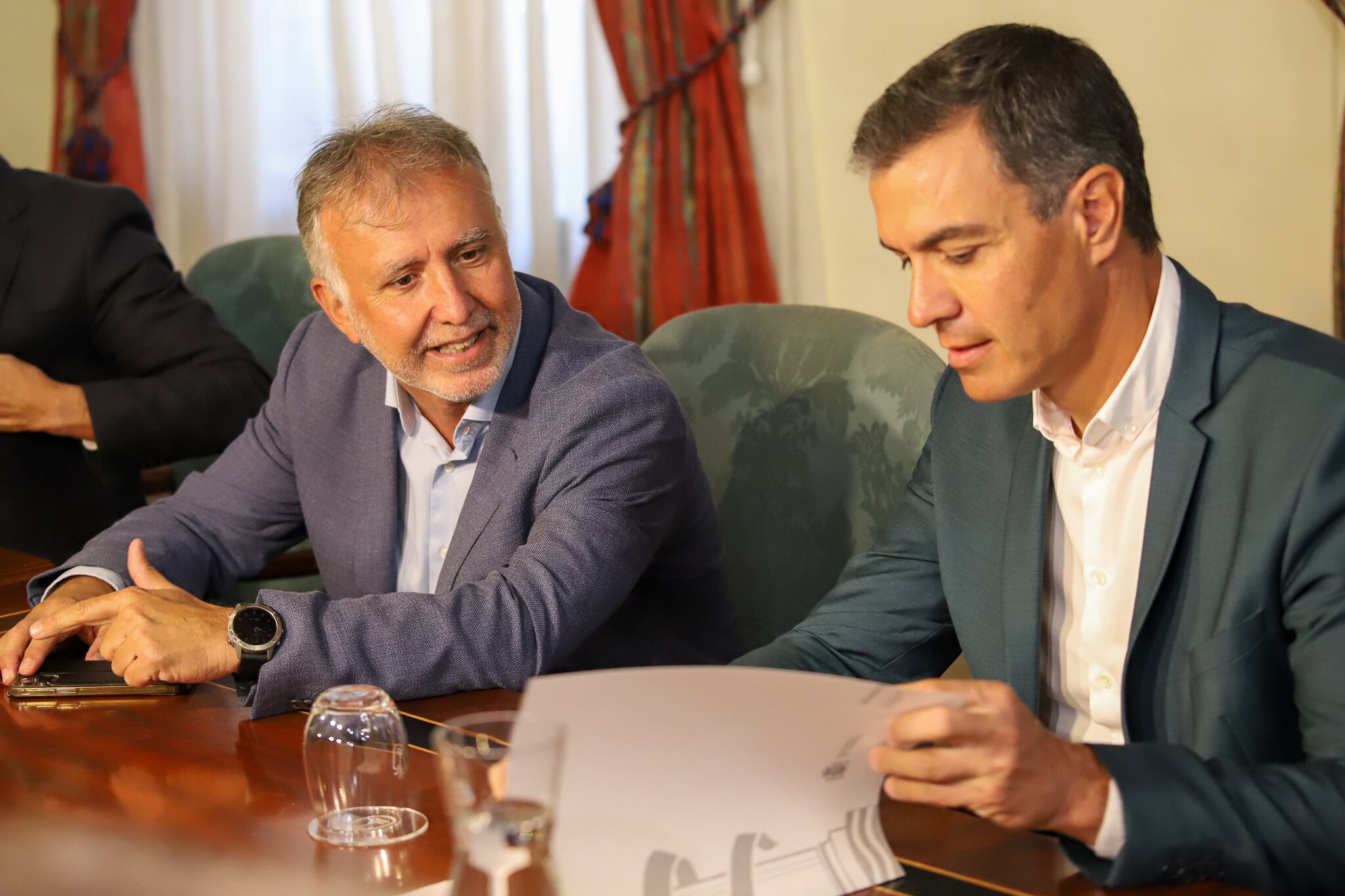 El presidente del Gobierno, Pedro Sánchez (d) y el ministro de Política Territorial, Ángel Víctor Torres (i) en una visita a la isla de La Palma tras la erupción del volcán. EFE / Luis G Morera