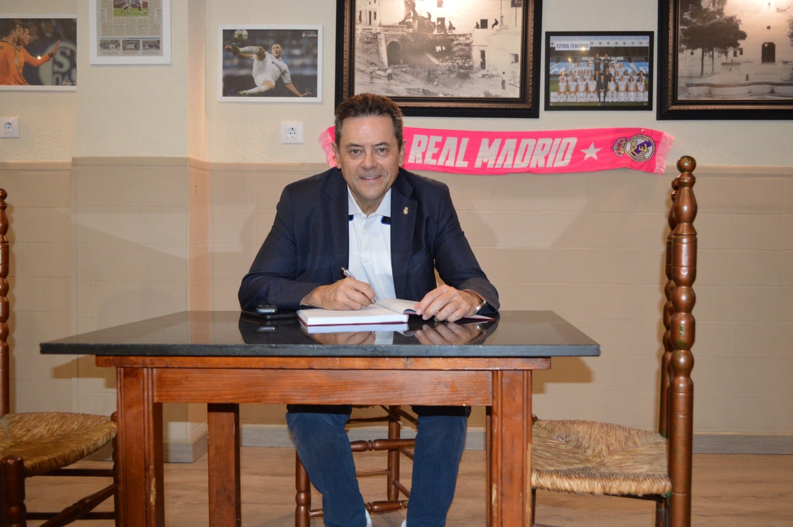 Momento de la firma de Tomás Roncero en el libro de visitas