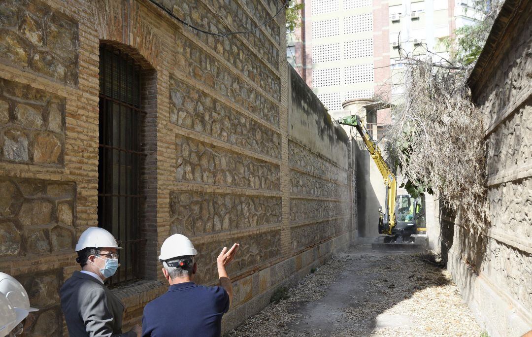 El alcalde José Ballesta supervisa las obras llevadas a cabo en la Cárcel Vieha