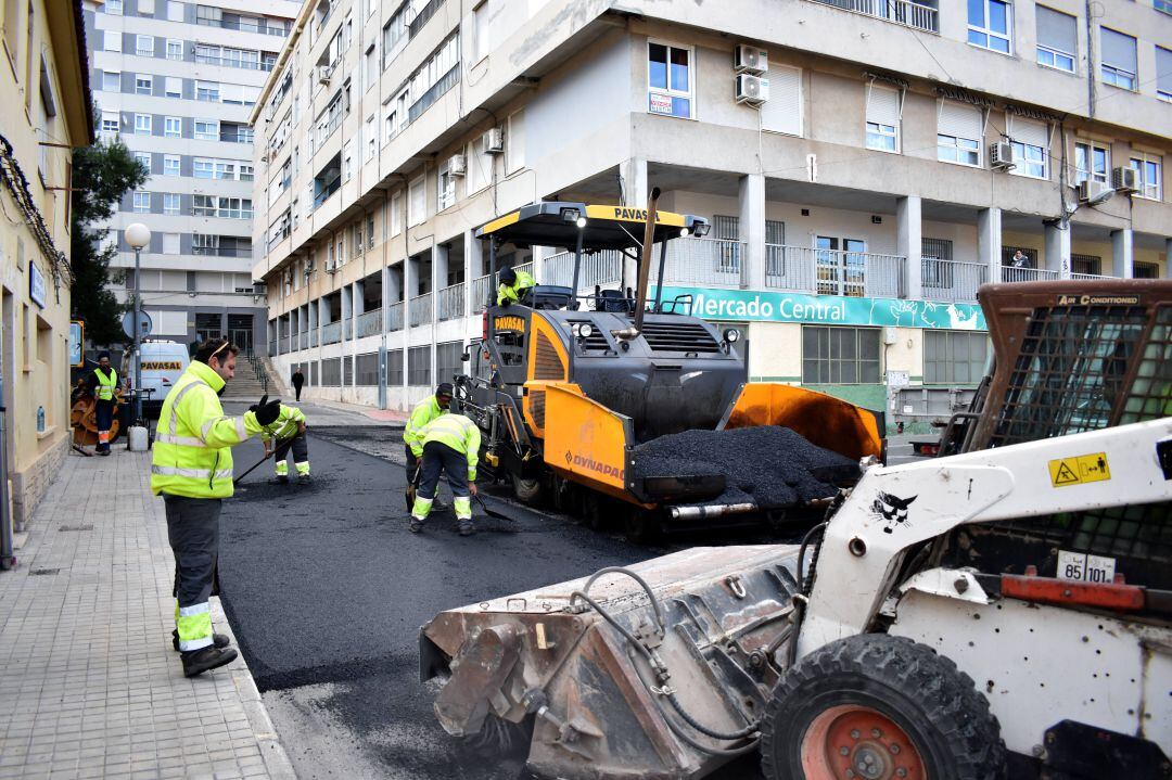 Petrer reasfalta 12.000 m² de calles y caminos