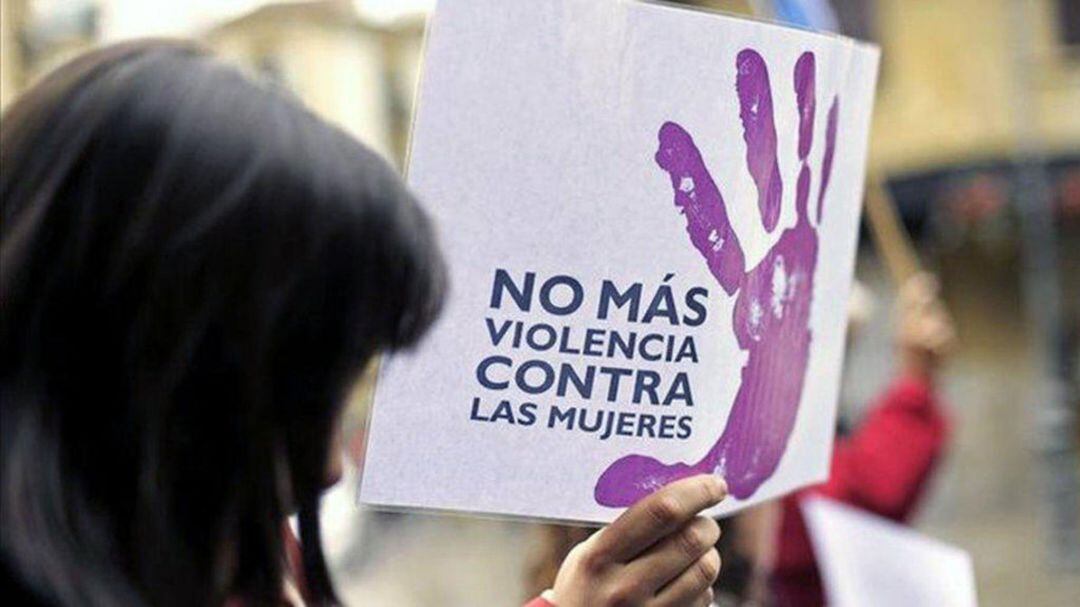 Una mujer con una pancarta contra la violencia de género.