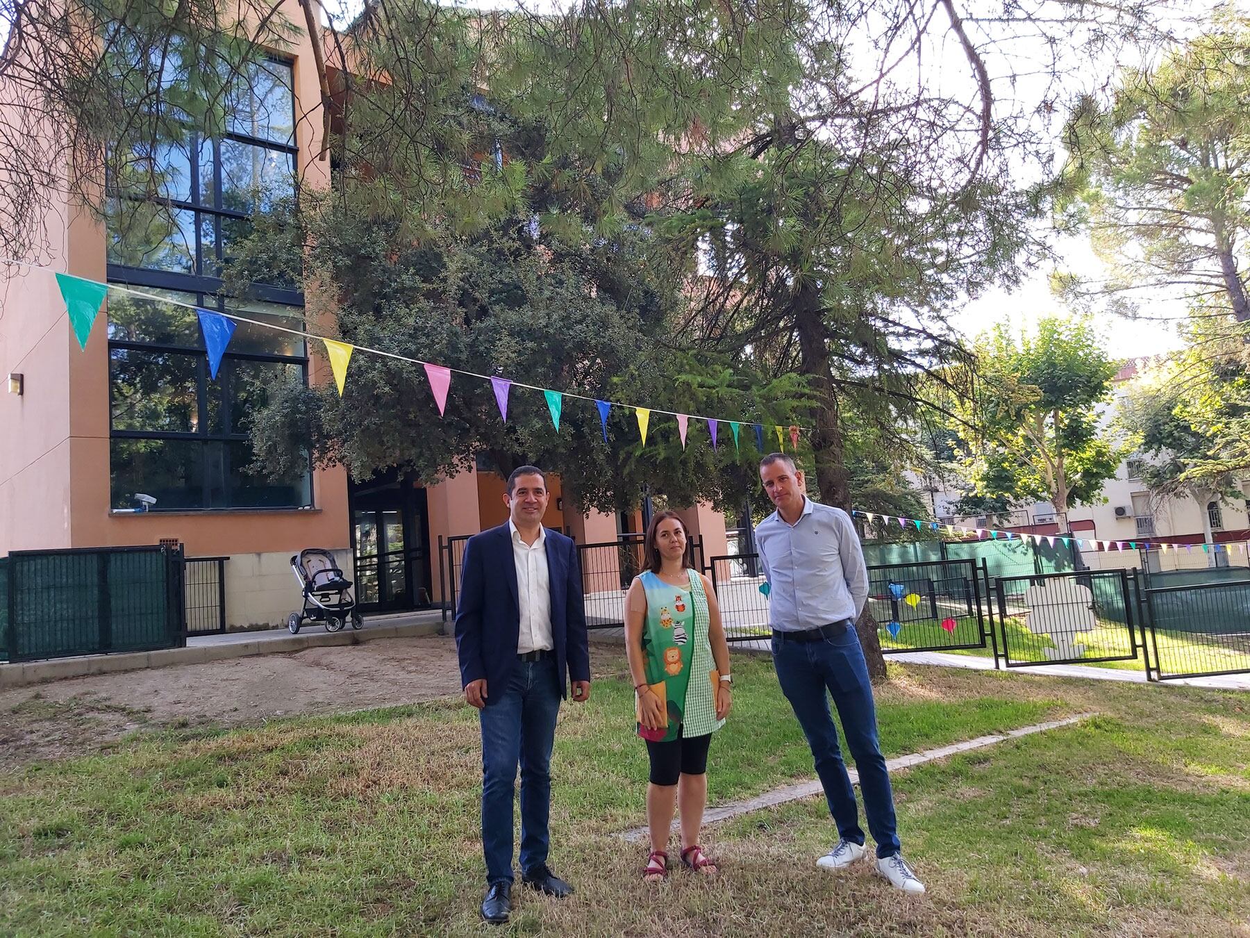 El alcalde, Toni Francés, y el concejal de Educación, Alberto Belda, junto a la directora de l'Escoleta, Patricia Haro, en los jardines de la misma