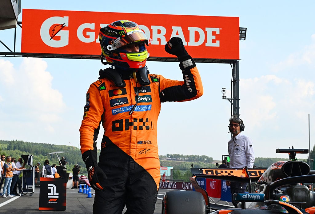 Oscar Piastri celebra la victoria durante el GP de Bélgica