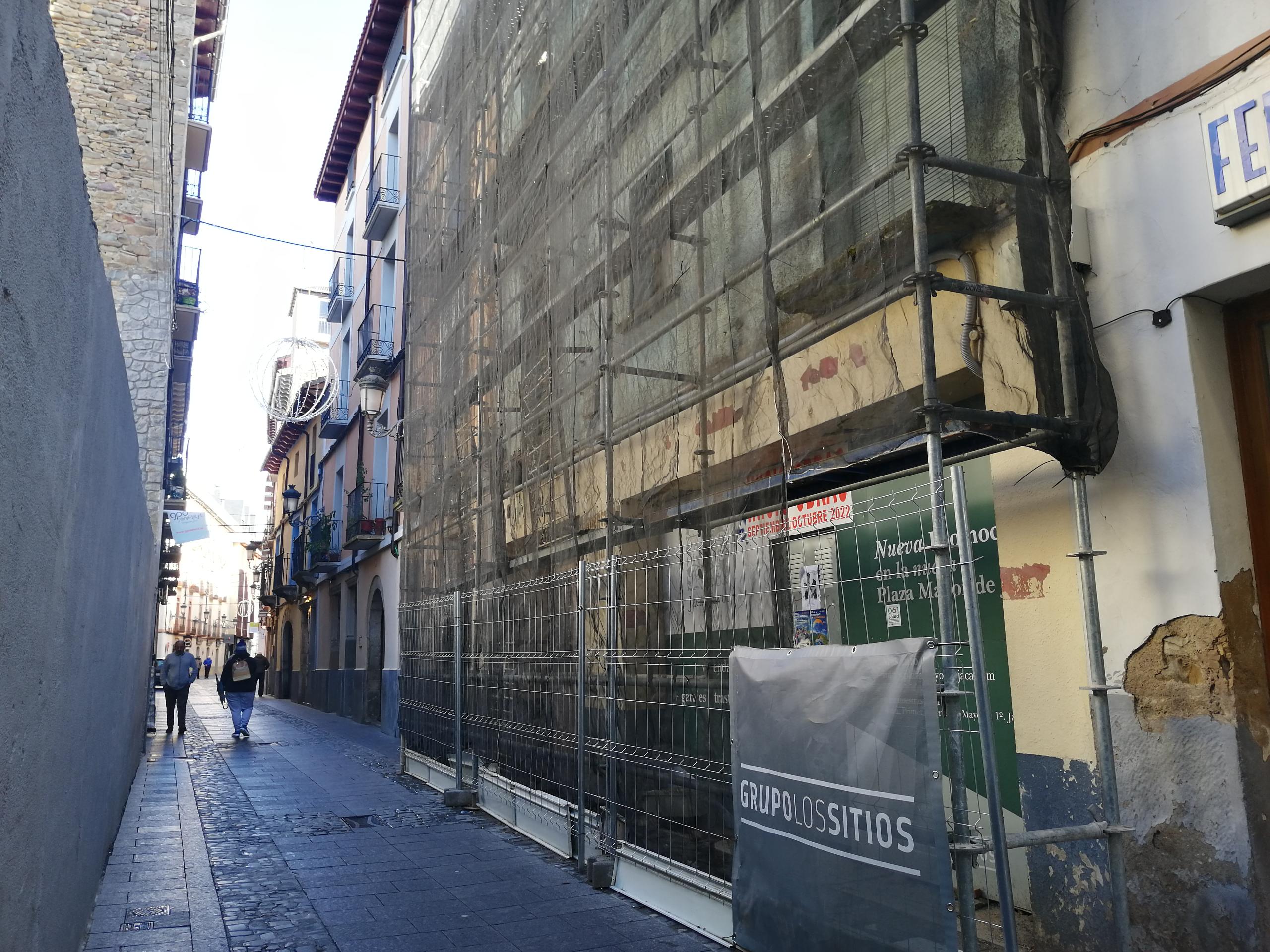 Uno de los laterales de la futura plaza Mayor de Jaca, en una foto del pasado diciembre. Ahora el edificio ya ha sido derribado